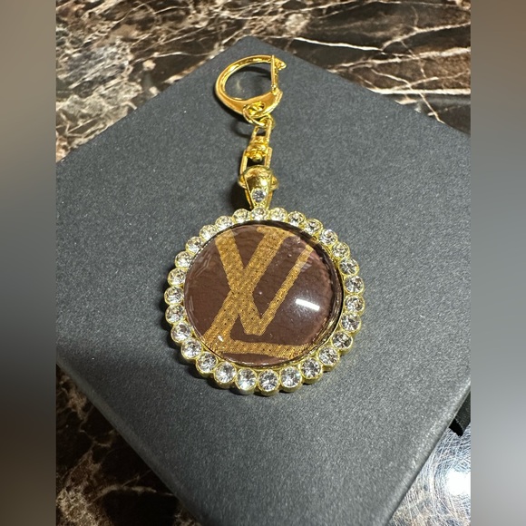 Louis Vuitton Brown and Gold Crystal-Trim Round Key Holder - Picture 4 of 10